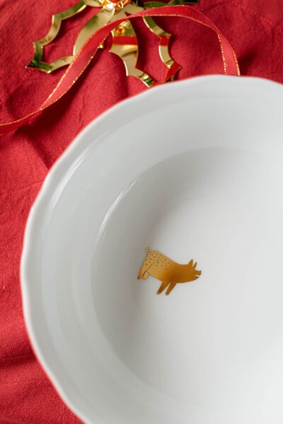 Porcelánová mísa Zlaté prasátko / červená linka 1,2 l