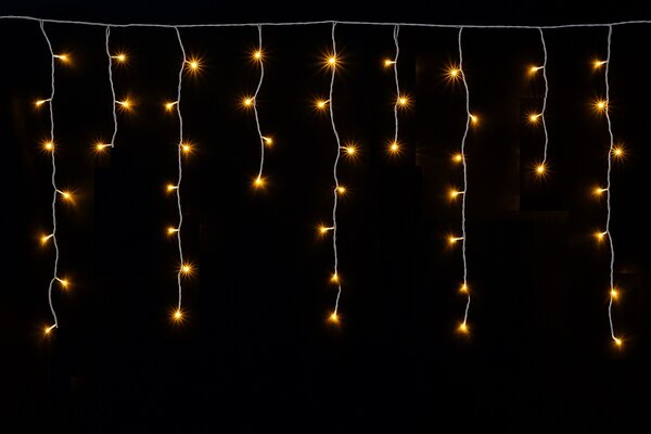 Vnitřní LED vánoční závěs na baterie – teplá bílá, 3 m, 92 LED, s programy