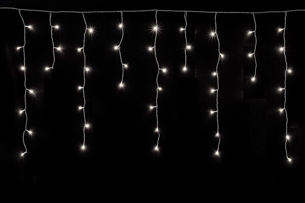 Vnitřní LED vánoční závěs na baterie – studená bílá, 3 m, 92 LED, s programy
