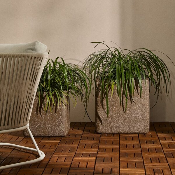 Set dvou hnědých zahradních květináčů Kave Home Minoa II
