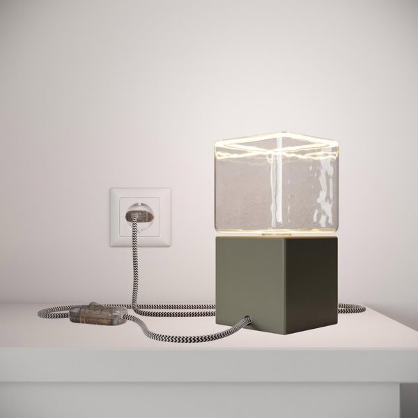 Creative cables Lakovaná dřevěná stolní lampa Posaluce cubetto color s textilním kabelem, vypínačem a dvoupólovou zástrčkou Barva: Šedá