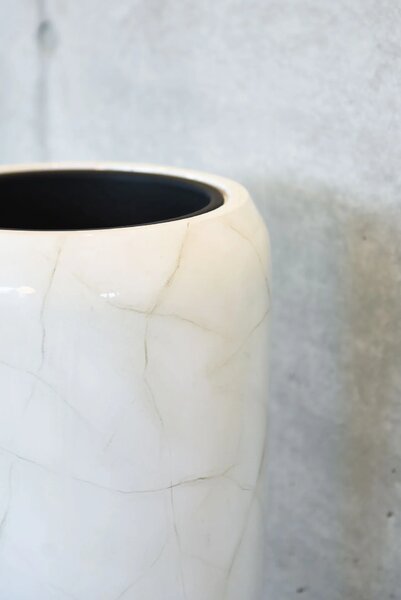 Exkluzivní květináč CAVITA, sklolaminát, výška 97 cm, bílý mramor, lesk