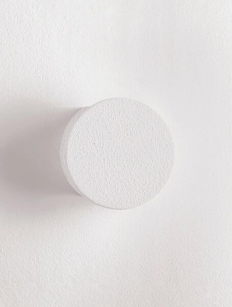 Minimalistická nástěnná lampa Awa