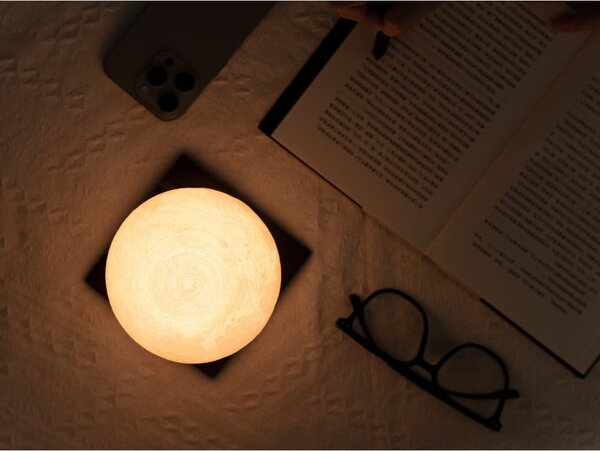 Tmavě hnědá LED stolní lampa z ořechového dřeva (výška 13 cm) Smart LunaSpin – Gingko