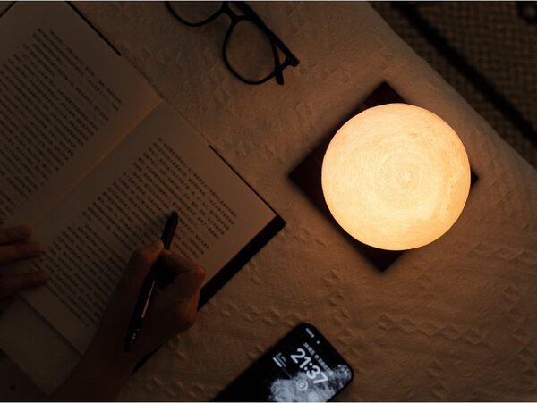 Tmavě hnědá LED stolní lampa z ořechového dřeva (výška 13 cm) Smart LunaSpin – Gingko