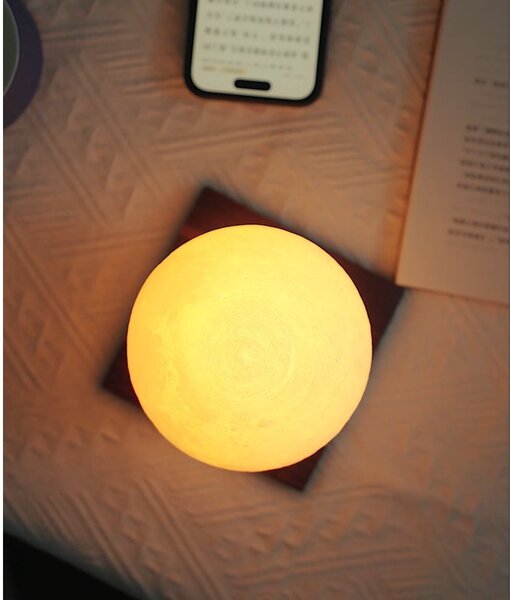 Tmavě hnědá LED stolní lampa z ořechového dřeva (výška 13 cm) Smart LunaSpin – Gingko
