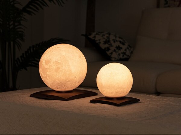 Tmavě hnědá LED stolní lampa z ořechového dřeva (výška 13 cm) Smart LunaSpin – Gingko