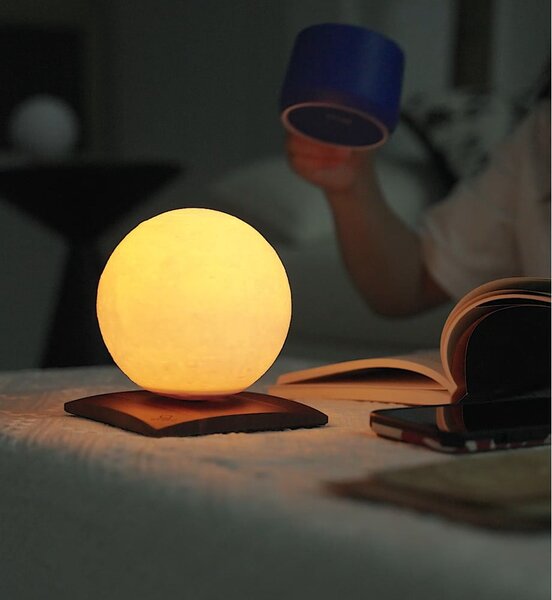 Tmavě hnědá LED stolní lampa z ořechového dřeva (výška 13 cm) Smart LunaSpin – Gingko