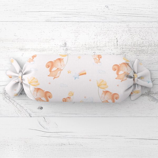Biante Dětský polštář válec bonbon Sandra SA-643 Veverky s květinami na bílém 15x40 cm