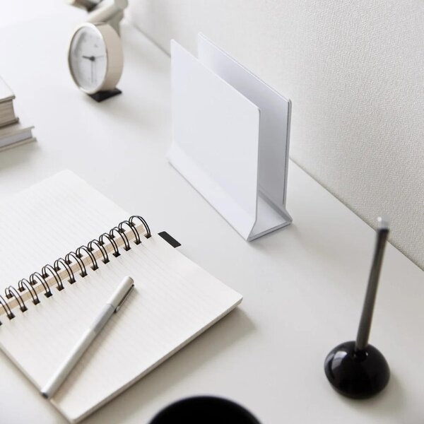 Bílý kovový stojan na notebook Yamazaki Slim 16 x 5,7 cm