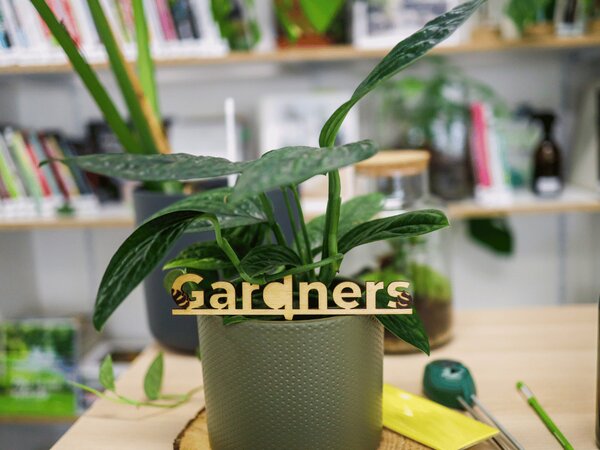 Zápich do květináče Gardners logo