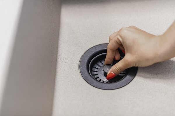 Laveo Sifon Space Saving pro granitové dřezy s 1 komorou - OKS_763T, černá mat