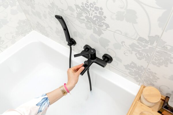 Laveo Pinar, nástěnná vanová baterie bez sprchové soupravy 150mm, černá matná, LAV-BAW_710D