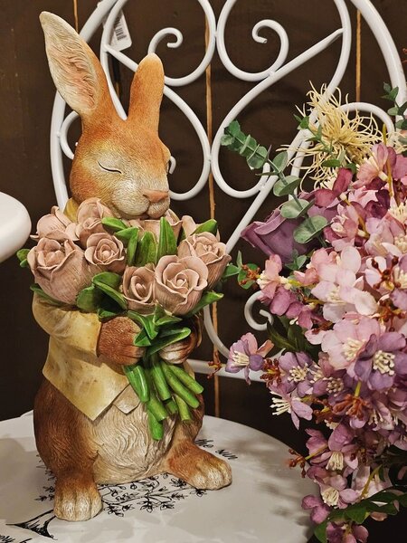 Dekorace hnědý králík s kyticí tulipánů - 19*23*39 cm - Clayre & Eef