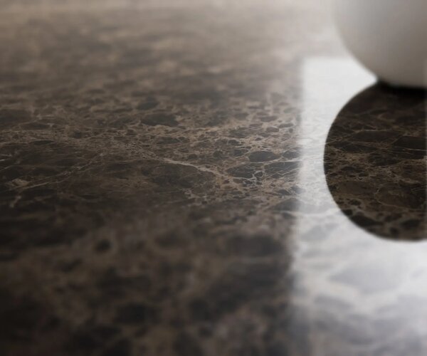 DELIFE Konferenční stolek Edge Boot 90x90 cm keramika Laminam® Emperador Extra Lucidato tmavě hnědá Parabi kov černá