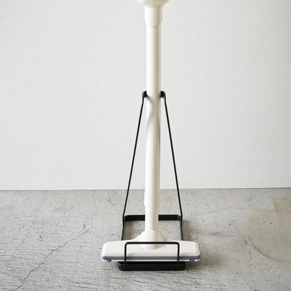 Černý kovový stojan na vysavač Yamazaki Tower