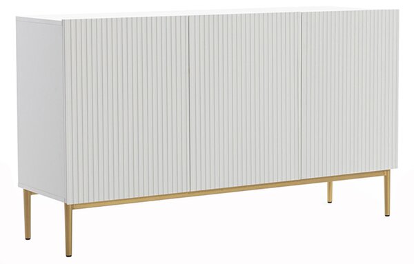 Moderní komoda Nicole 150 cm třídveřová s ryhovaným čelem - bílý mat / zlaté nožky