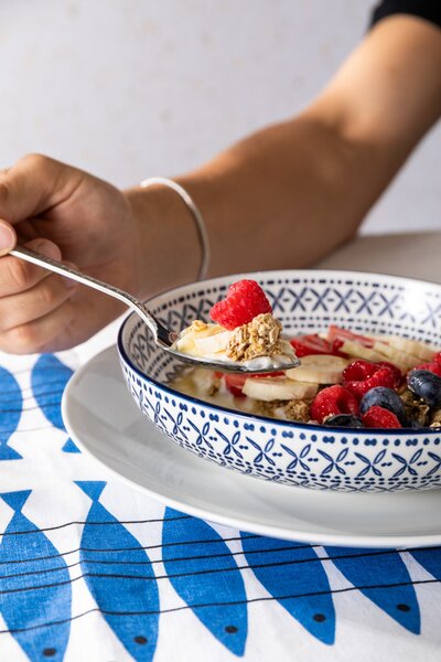 Mikasa Kameninová miska Coupe se žluto-modrým geometrickým vzorem, 21 cm MKPBOWLS43