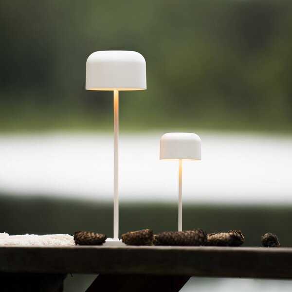 Konstsmide LED stolní lampa Lille na baterie, výška 20 cm, bílá, IP54, USB, stmívatelný, Bílá / opál, Obývací pokoj / jídelna, Hliník, Moderní