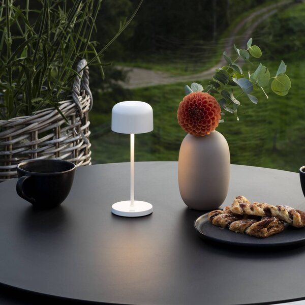 Konstsmide LED stolní lampa Lille na baterie, výška 20 cm, bílá, IP54, USB, stmívatelný, Bílá / opál, Obývací pokoj / jídelna, Hliník, Moderní