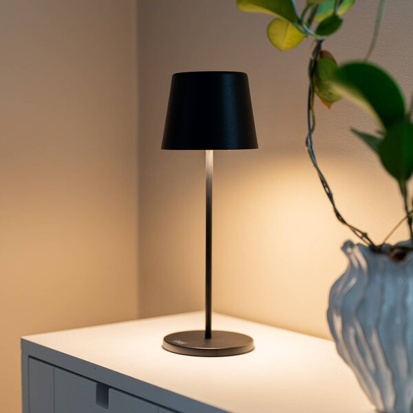 Konstsmide LED stolní lampa na baterie Vence, výška 32 cm, černá, IP54, USB, stmívatelný, Černá, Obývací pokoj / jídelna, Hliník, Moderní