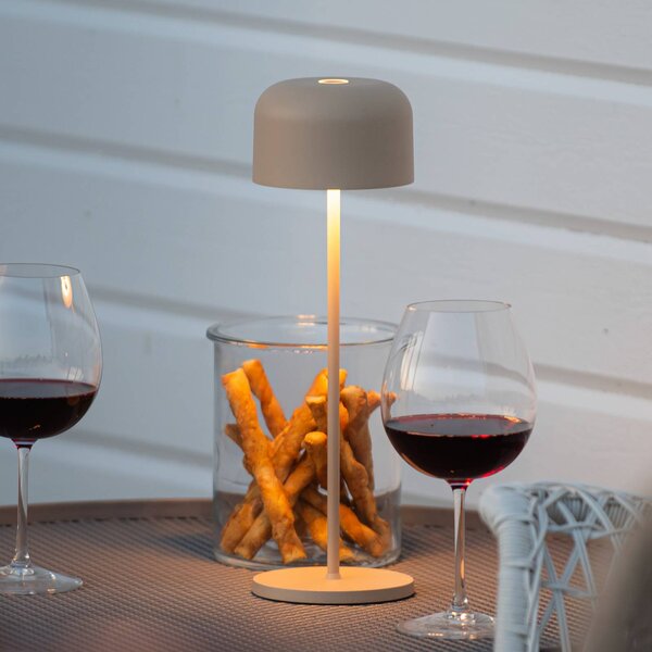 Konstsmide LED stolní lampa Lille na baterie, výška 36 cm, písková barva, IP54, USB, stmívatelný, Krémová / jantar, Obývací pokoj / jídelna, Hliník, Moderní
