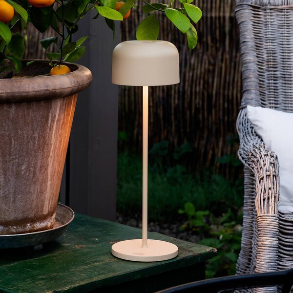 Konstsmide LED stolní lampa Lille na baterie, výška 36 cm, písková barva, IP54, USB, stmívatelný, Krémová / jantar, Obývací pokoj / jídelna, Hliník, Moderní