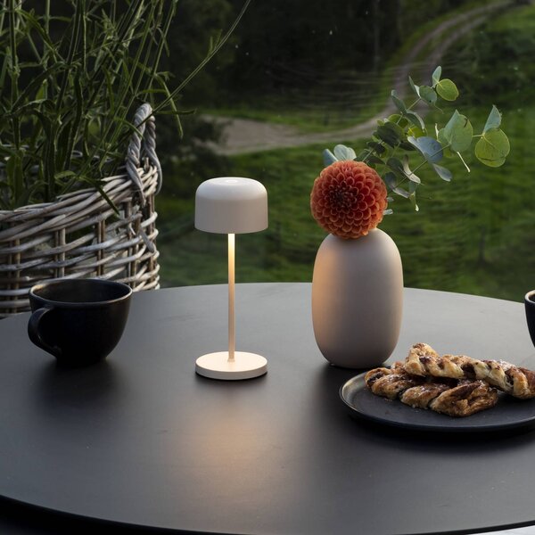 Konstsmide LED stolní lampa Lille na baterie, výška 20 cm, písková barva, IP54, USB, stmívatelný, Krémová / jantar, Obývací pokoj / jídelna, Hliník, Moderní