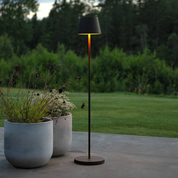 Konstsmide LED stojací lampa na baterie Pomezia, černá, 124 cm, IP54, USB, stmívatelný, Černá, Obývací pokoj / jídelna, Hliník, Moderní