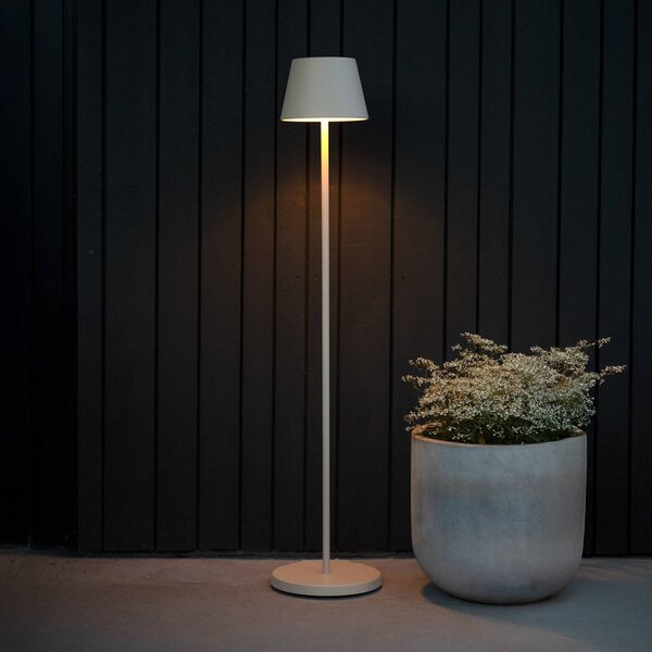 Konstsmide LED stojací lampa na baterie Pomezia, písková barva, 124 cm, IP54, USB, stmívatelný, Krémová / jantar, Obývací pokoj / jídelna, Hliník, Moderní