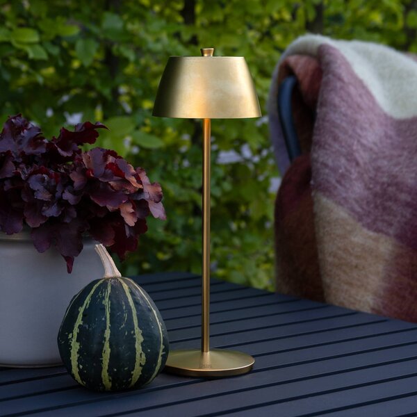 Konstsmide LED stolní lampa na baterie Eze, matná zlatá, 32 cm, IP54, USB, stmívatelný, Mosaz / zlato, Obývací pokoj / jídelna, Hliník, Moderní