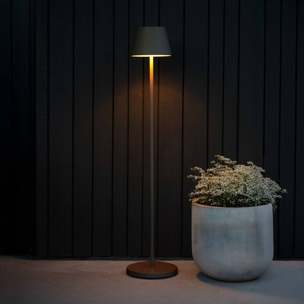 Konstsmide LED stojací lampa na baterie Pomezia, černá, 124 cm, IP54, USB, stmívatelný, Černá, Obývací pokoj / jídelna, Hliník, Moderní