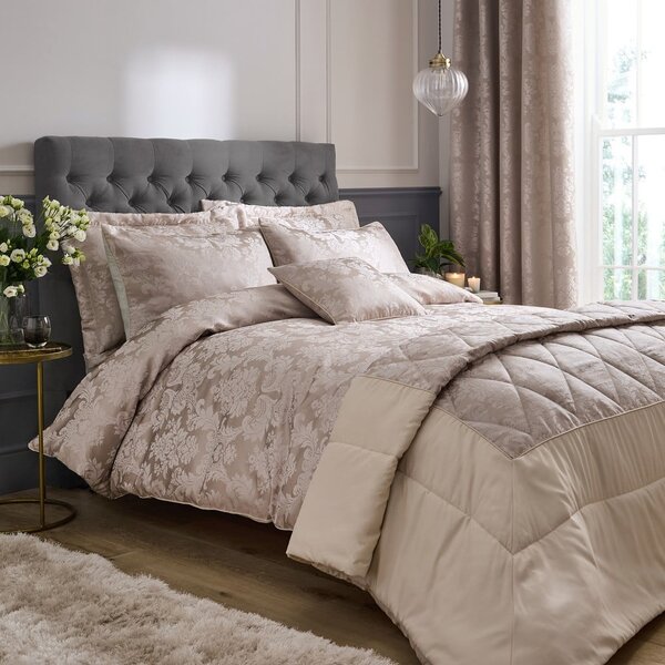 Béžový damaškový prošívaný přehoz 240x260 cm Damask Jacquard – Catherine Lansfield