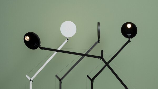 Artemide 68DEM Demetra, černá stolní LED lampa s dotykovým stmívačem, 8W LED 3000K, 57+65cm