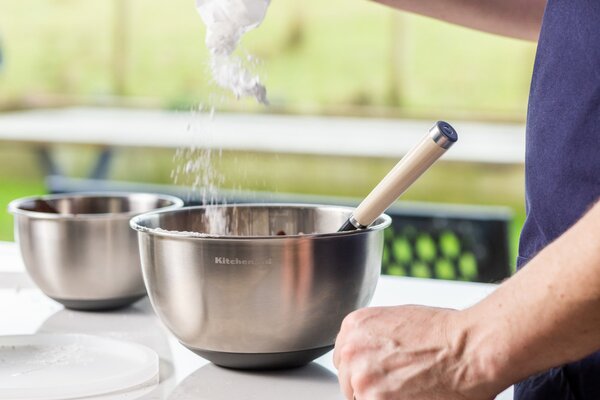 Nerezové mísy KitchenAid s víkem, sada 2ks KMS212OSSSA