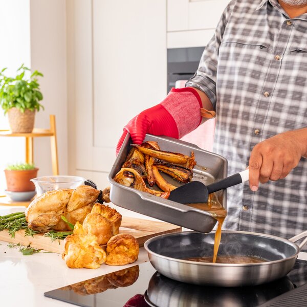 Kuchyňská chňapka KitchenAid ze silikonu s žebrováním, 36 cm, červená KOM024510LKG