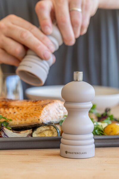 Mlýnek na sůl/pepř MasterClass Soft Touch, latté 12cm MCSNPLAT12