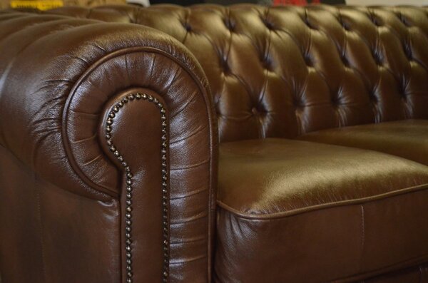 Pohovka Chesterfield Windsor 4M se zdobným bokem prodloužená