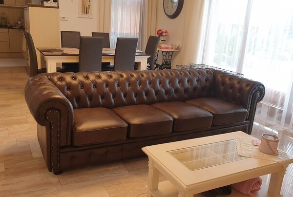Pohovka Chesterfield Windsor 4M se zdobným bokem prodloužená