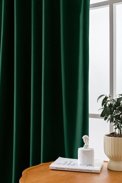 Tmavě zelený zatemňovací závěs VELVET 140x270 cm Zavěšení: Řasící páska