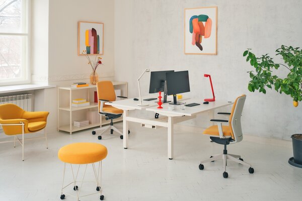 MDD Dubový výškově nastavitelný pracovní stůl Ogi Drive Bench 140 x 169 cm s bílou podnoží