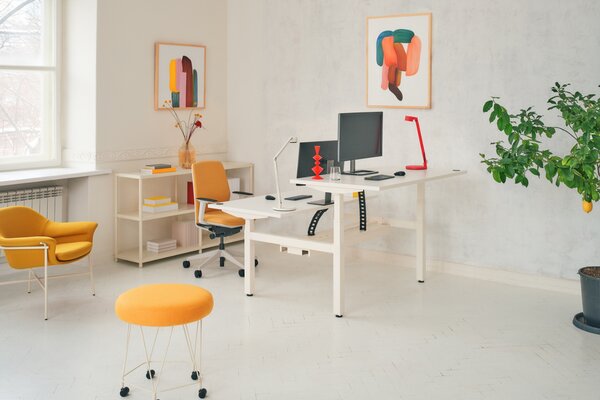 MDD Dubový výškově nastavitelný pracovní stůl Ogi Drive Bench 140 x 169 cm s bílou podnoží