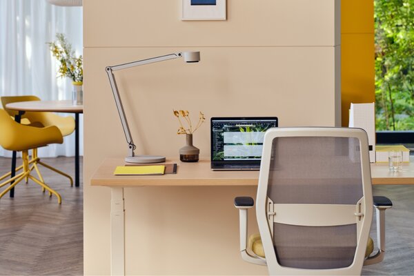 MDD Dubový výškově nastavitelný pracovní stůl Ogi Drive 140 x 70 cm s bílou podnoží