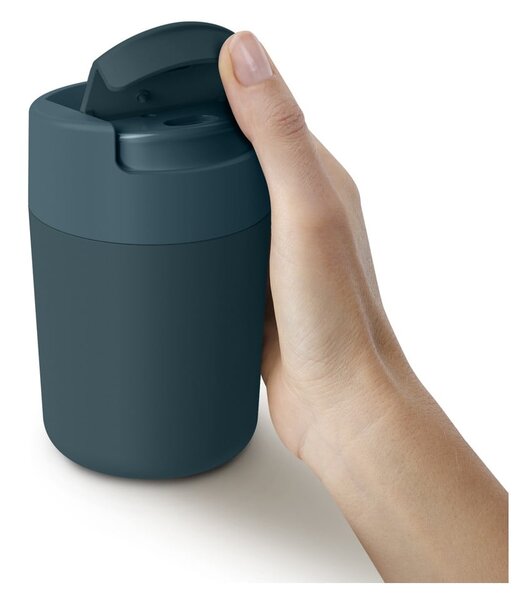 Tmavě modrý cestovní hrnek 340 ml Sipp – Joseph Joseph