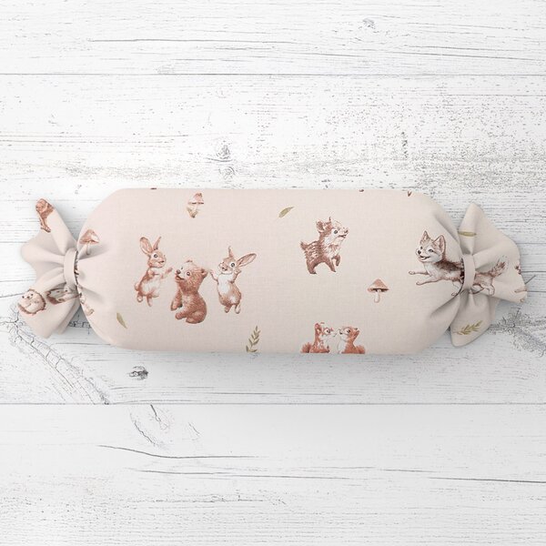 Biante Dětský polštář válec bonbon Sandra SA-758 Hnědá lesní zvířátka na pudrově béžovém 15x40 cm