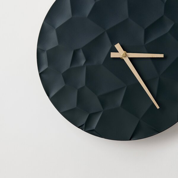 ODLITO Betonové nástěnné hodiny Měsíční kráter – grafit (černá) – 30 cm – světlé ručičky