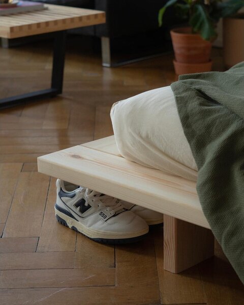 Jednolůžková postel z borovicového dřeva s roštem v přírodní barvě 90x200 cm Japan – Karup Design