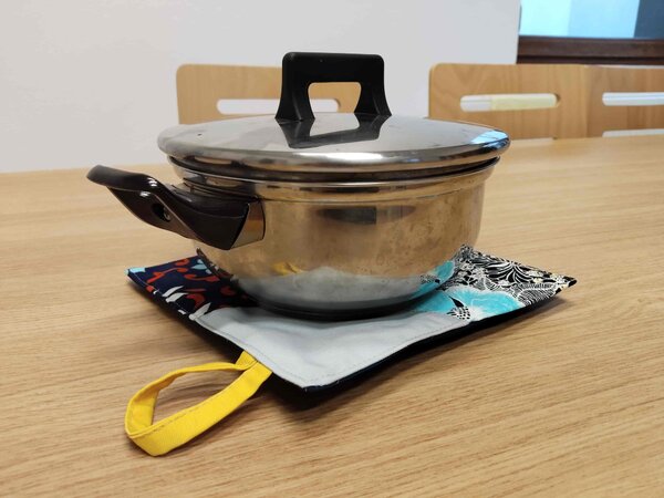 Chňapka čtvercová CUBE 19 cm (Čtvercová chňapka do kuchyně s poutkem)