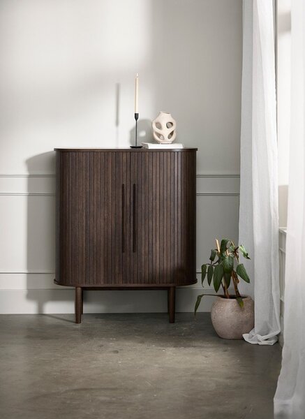 Skříňka v dekoru dubu s posuvnými dveřmi v tmavě přírodní barvě 100x118x40 cm Meta – Unique Furniture