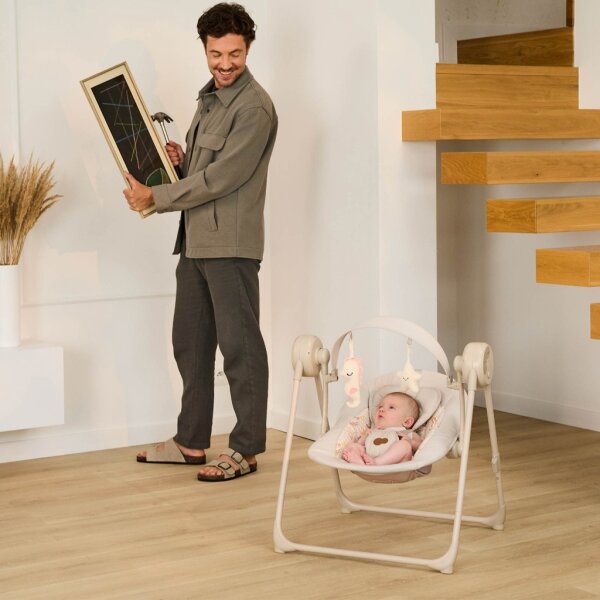 KINDERKRAFT - Dětská houpačka s melodií SWINGEE béžová 4xAAA/230V